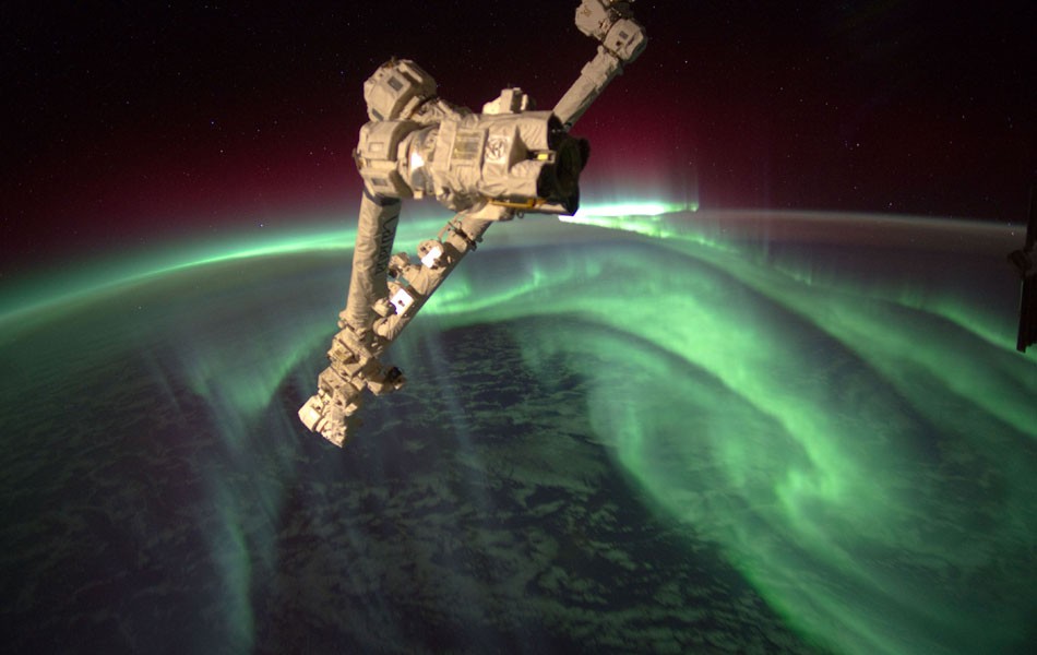 O engenheiro de voo e astronauta da Nasa Joe Acaba, que está a bordo da Estação Espacial Internacional (ISS), registra a aurora austral, ou 'luzes do Sul', a mais de 380 km da Terra. (Foto: AP/Joe Acaba/Nasa)