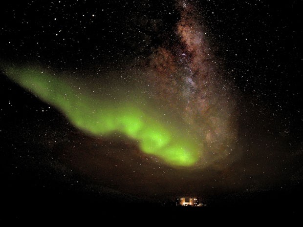 Imagem divulgada nesta sexta-feira (20) pela Agência Espacial Europeia mostra a Aurora Austral, também conhecida como luzes do sul, vista da estação Concordia, instalada na Antártica. O fenômeno foi registrado no último dia 18.  Assim como a aurora boreal, no Hemisfério Norte, o fenômeno ocorre pelo contato de ventos solares com o campo magnético da Terra. (Foto: Alexander Kumar and Erick Bondoux, ESA/AP)