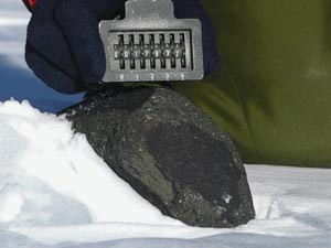 Meteorito do mesmo tipo que foi estudado na pesquisa (Foto: Antarctic Search for Meteorites program, Case Western Reserve University)