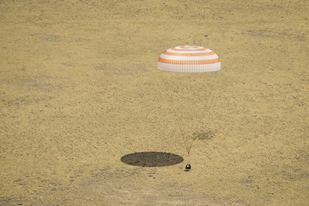 A Soyuz aterrisa perto do Cazaquistão neste domingo (1º) (Foto: AP)