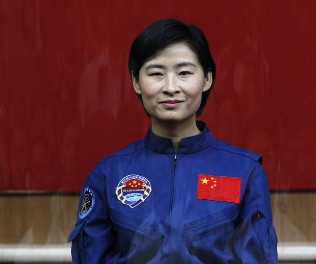 Liu Yang, a primeira astronauta chinesa, posa para fotos nesta sexta-feira (15) (Foto: AP)