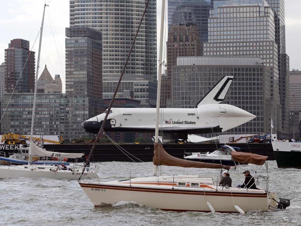 Enterprise é levada de navio a museu em Nova York (Foto: Reuters/Mike Segar)
