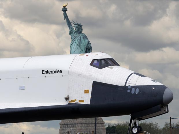 Enterprise com a Estátua da Liberdade ao fundo (Foto: Reuters/Mike Segar)