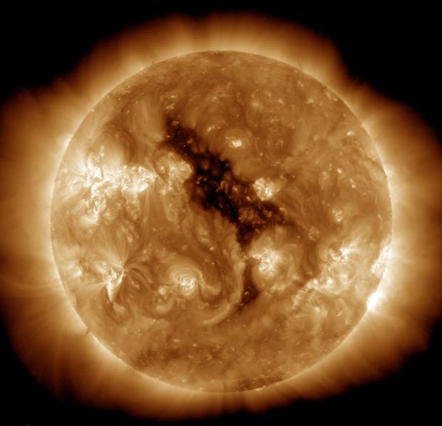 Imagem mostra um buraco coronal encontrado no Sol no último domingo. Ventos que escapam desta "fratura" se encaminham para a Terra e podem causar tempestades eletromagnéticas. (Foto: NASA/AIA/Solar Dynamics Observatory/Handout/Reuters)