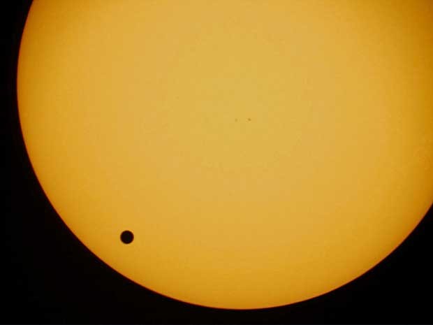Vênus passa à frente do Sol em imagem de arquivo de junho de 2004. (Foto: Geert Vanden Wijngaert / Arquivo / AP Photo)