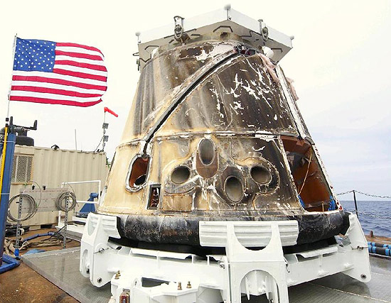 Cápsula não tripulada Dragon depois de retirada do mar, ao voltar de missão à estação espacial 