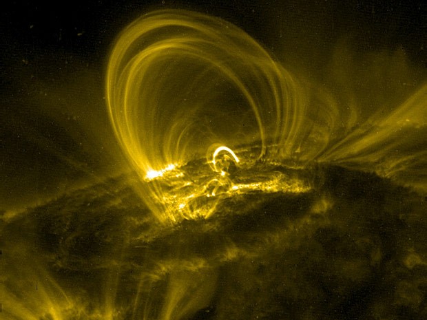 'Música solar' ocorre em fluxos magnéticos que compõem a coroa solar. (Foto: Nasa/Divulgação)
