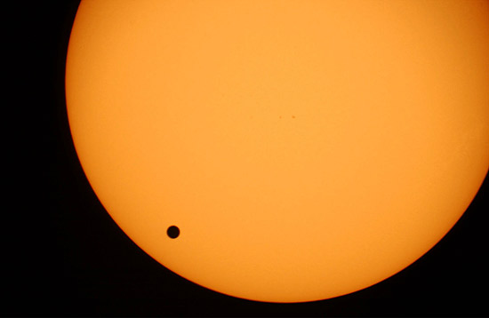 Imagem de arquivo de Vênus fotografada durante passagem em frente ao Sol; fenômeno se repete em 5 de junho