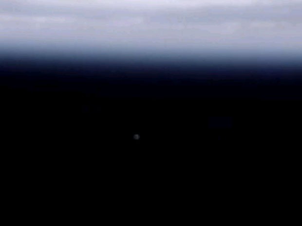 Cápsula Dragon é vista da ISS como um pontinho à distância. (Foto: Reprodução)