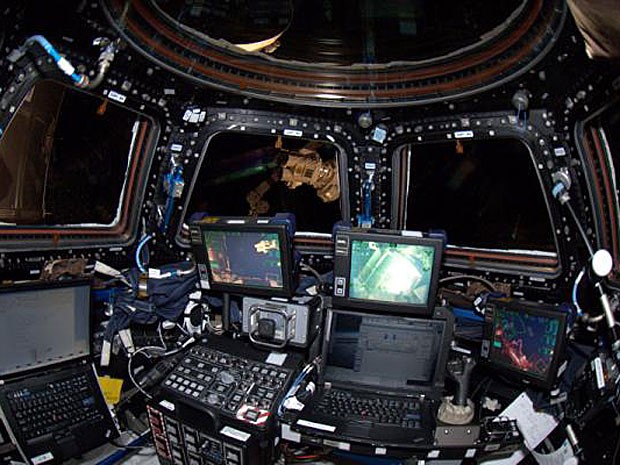 Em 7 de maio, o astronauta Don Pettit, a bordo da ISS, treinava para a acoplagem com a Dragon. (Foto: Divulgação)