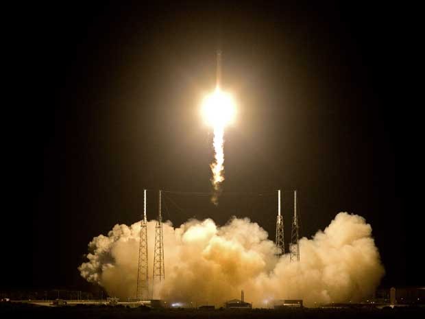 O foguete ?Falcon 9? decola de Cabo Canaveral. (Foto: John Raoux / AP Photo)
