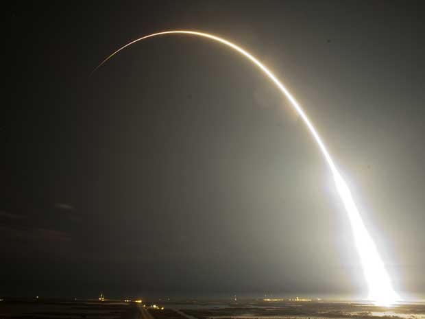 Rastro do primeiro foguete privado a decolar rumo à ISS. (Foto: John Raoux / AP Photo)