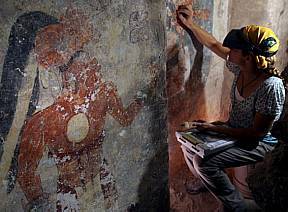 Cientista trabalha na parede do habitáculo encontrado em Xultún, na Guatemala - Efe