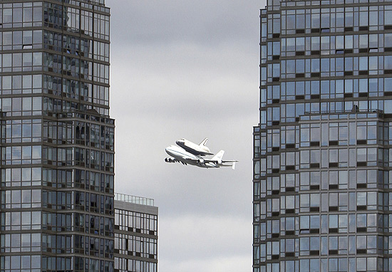 Ônibus espacial Enterprise é levado por avião da Nasa para museu na cidade de Nova York