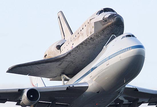 Ônibus espacial Discovery é 'rebocado' por avião da Nasa para museu em Chantilly, nos EUA