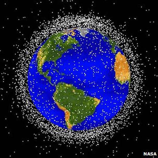 Ilustração mostra circulação de detritos espaciais na órbita da Terra