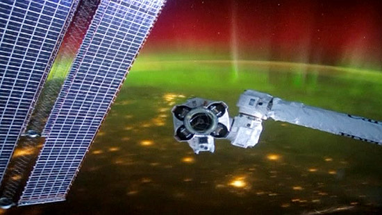 Astronauta que está na estação espacial tiro foto da aurora boreal, fenômeno que acontece ao norte da Terra