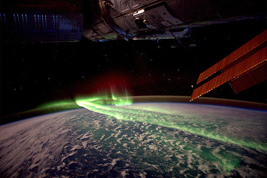 Imagem da aurora austral, que ilumina o céu no sul do planeta, tirada pelo astronauta da estação espacial