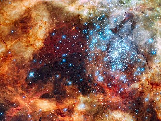 Nebulosa Tarântula em foto da Nasa; os pontos azuis são estrelas jovens que estão em estágio de formação