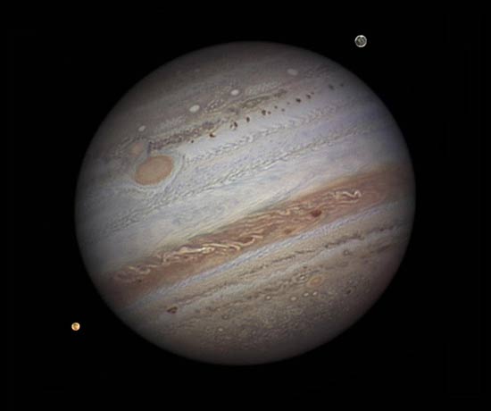 Imagem de Júpiter e suas luas Io (esq.) e Ganímedes (dir.) tirada por um telescópio de um astrônomo amador 