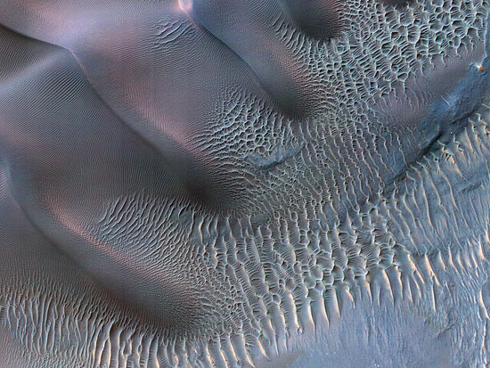 As dunas de areia ficam na cratera de impacto Noachis Terra, em Marte