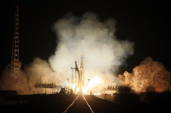 Lançamento do foguete Soyuz, que leva a bordo a Progress M-14M com 2,6 toneladas em carga para a ISS