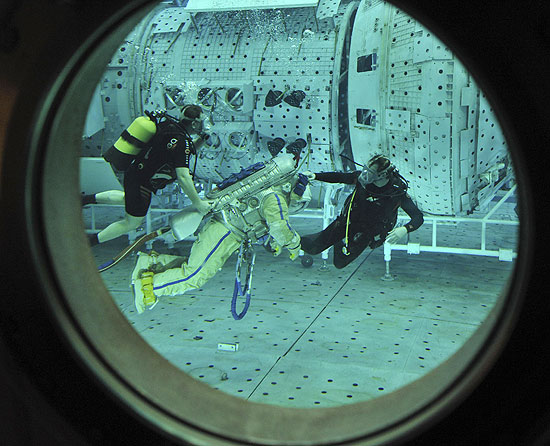 O astronauta Soichi Noguchi simula situações de microgravidade dentro da piscina no de treinamento russo 
