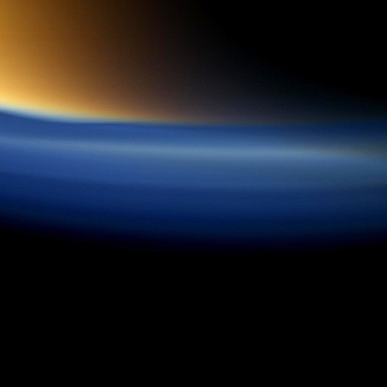 Nasa exibe em seu site a imagem feita pela sonda Cassini do polo sul de Titã (em laranja)