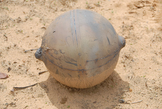 Parece um pequeno guizo, mas na verdade é uma bola metálica que pesa 6 kg e caiu na Namíbia em novembro