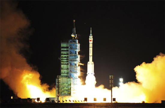 Foguete levando a espaçonave Shenzhou VIII decola da base da base de Jiuquan, no noroeste da China