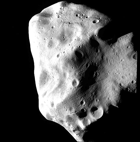 Imagem divulgada pela Nasa da superfície do asteroide Lutetia; as mais de 500 imagens foram tiradas em 2010