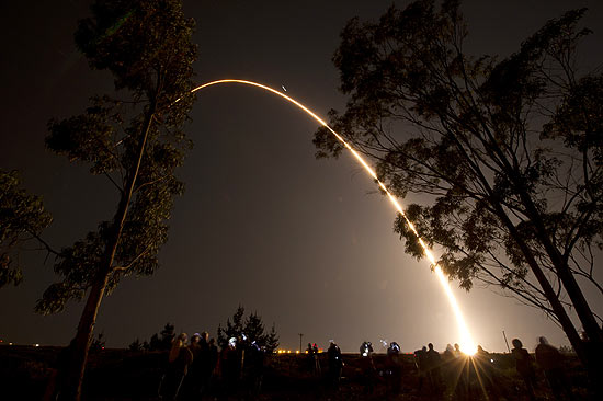 Imagem fornecida pela Nasa mostra a partida do foguete Delta 2 em base aérea na Califórnia