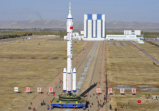 Vista da base de lançamento do foguete Longa Marcha 2-F, que partirá com a nave Shenzhou-8 a bordo