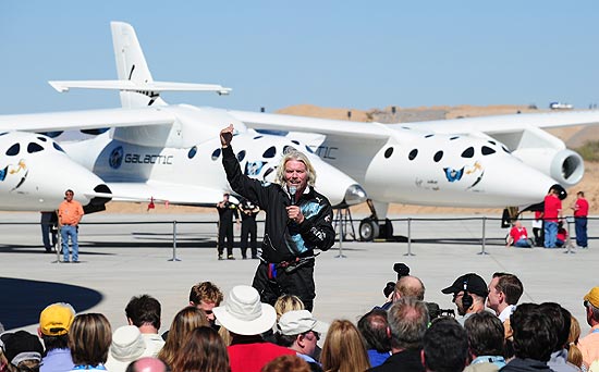 Dono da Virgin Galactic, Richard Branson inaugurou espaçoporto com champanha e rapel