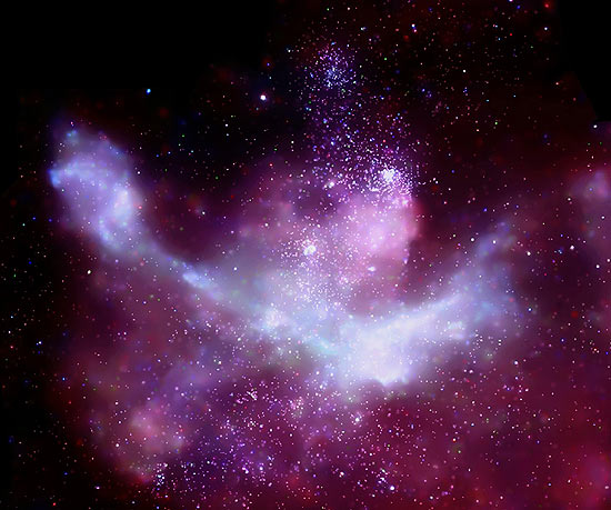 Na parte superior da imagem, a área de aglomerados de estrelas conhecida como Trumpler