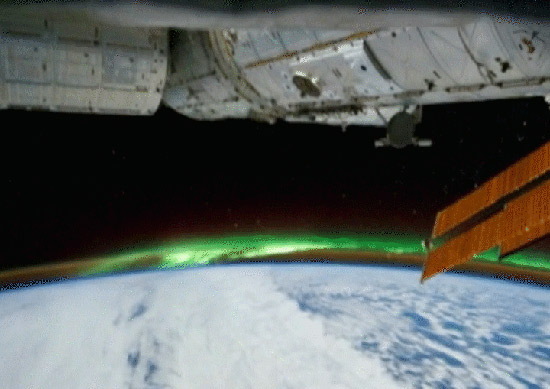 Aurora boreal aparece em verde na foto; assista ao vídeo feito a partir de uma montagem com várias fotos