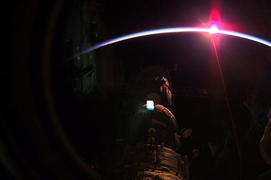 Sol brilha na cor rosa nesta foto tirada por astronauta da ISS; o módulo que aparece na imagem é da ISS