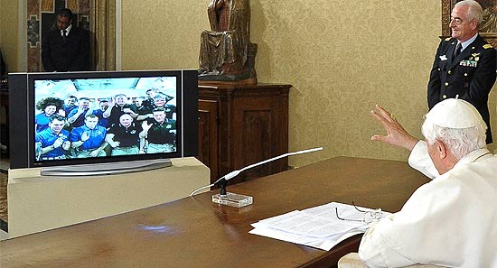 Papa Bento 16 faz videoconferência com astronautas da Estação Espacial Internacional em maio deste ano