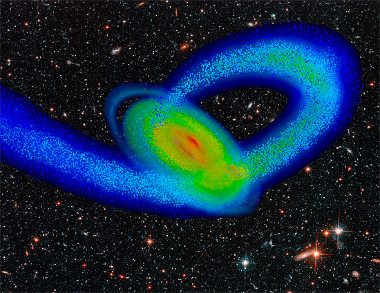 Imagem gerada por computador mostra a galáxia anã de Sagitário (espiral azul) e a Via Láctea (no centro)