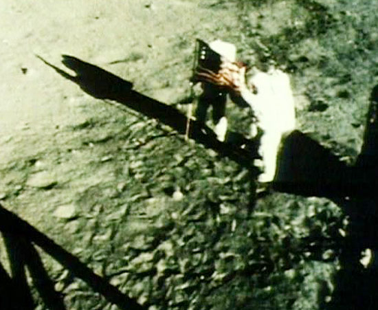 Novas fotos divulgadas recentemente, é possível ver as pegadas dos astronautas e o rastro do veículo lunar