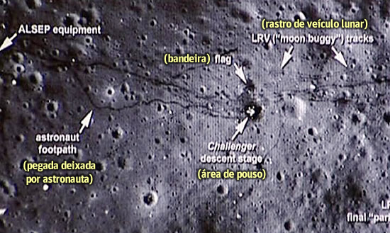 Na foto divulgada pela Nasa do solo lunar, vê-se pegada deixada por astronauta, a área de pouso e da bandeira