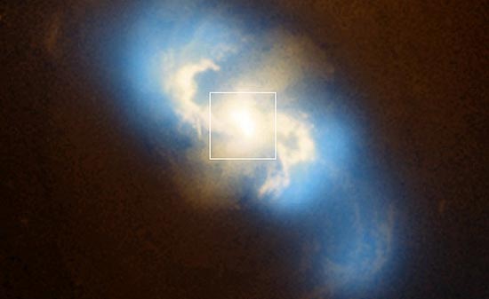 Astrônomos da Nasa localizaram dois buracos negros no centro da galáxia espiral NGC 3393 (foto)