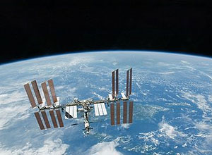 Decisão russa de deixar a ISS sem tripulantes seria inédita; lançamento do voo tripulado para estação já foi adiado