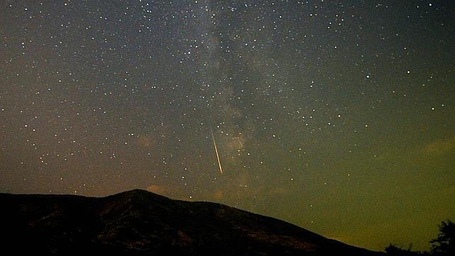 Um meteoro cruza o céu na Macedônia
