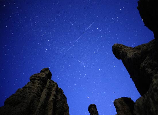 Chuva de meteoros Perseida pode ser vista no céu da vila de Kuklici, na Macedônia; espetáculo ocorre todo agosto