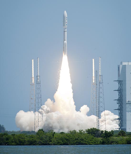 Lançamento do foguete Atlas 5, que levou a bordo a sonda espacial Juno; viagem levará cinco anos até Júpiter