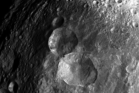 As crateras que se encontram no hemisfério norte de Vesta e que ganharam o nome de boneco de neve