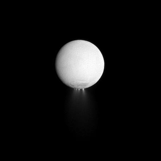 Foto de uma lua de Saturno, a Enceladus, que expele constantemente vapores d'água, que chegam até Saturno