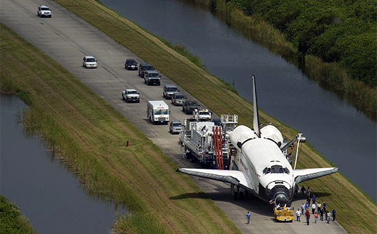 Atlantis volta ao hangar do Centro Espacial Kennedy; a nave será exibida em museu depois da aposentadoria