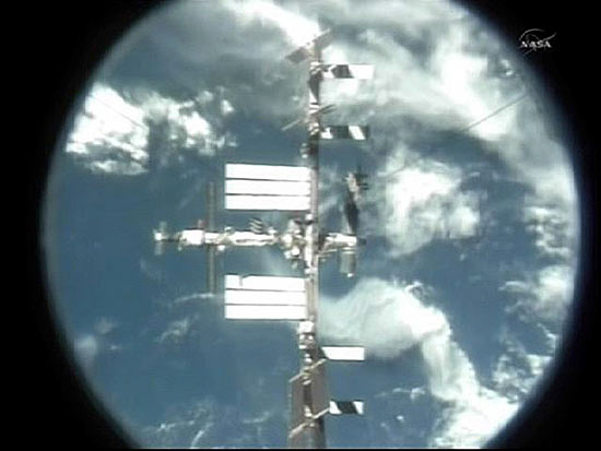 Visão da ISS por uma das cabines do Atlantis, gravada pela TV Nasa; veja galeria de imagens